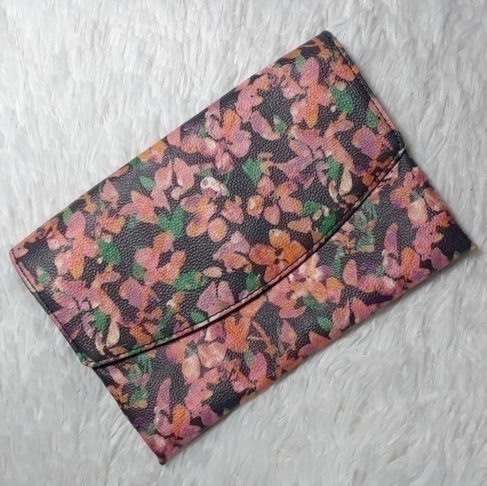 ☄️Vintage Ann Taylor Floral Faux Leather Pouch